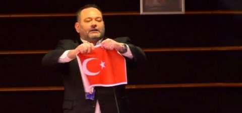 Türkiyə bayrağını cıran millət vəkili cəzalandırıldı - ŞƏKİL