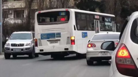 Avtobus sürücüsü sərnişinlərin həyatını  təhlükəyə atdı