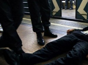 Bakıda kişi qəflətən metronun çıxışında öldü