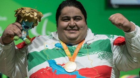 İranda mәşhur atlet dünyasını dәyişdi