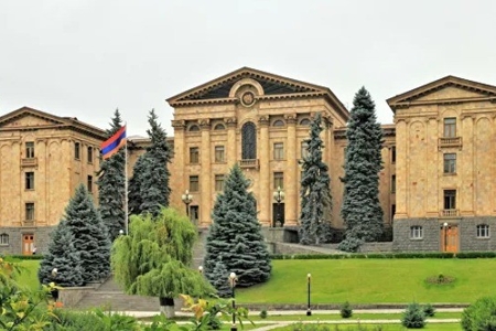 Ermənistan sakini parlamentin binası qarşısında ağzını tikdi