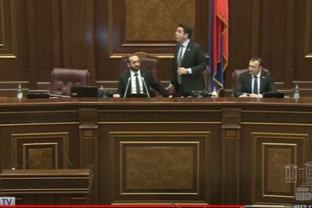 Ermənistan parlamentində dava düşdü 