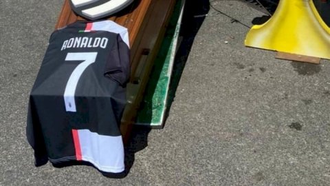 Tabutun üzərinə Ronaldonun formasını sərdilər  – Foto