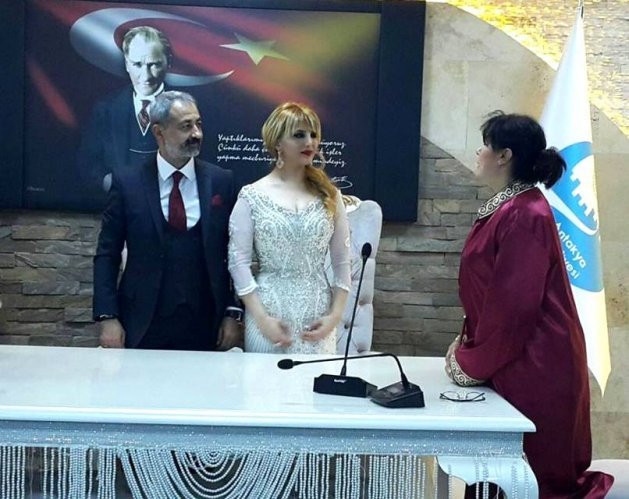 Azərbaycanın əməkdar artistinin qızı türk aktyorla evləndi 