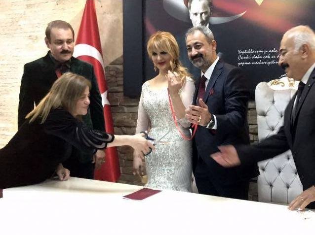 Azərbaycanın əməkdar artistinin qızı türk aktyorla evləndi 