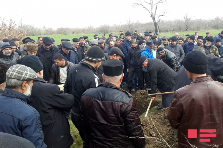 Xəzərdən meyiti çıxarılan neftçi dəfn edildi