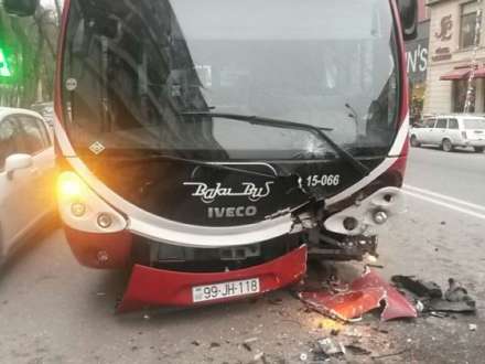 Bakıda qadın sürücünün avtomobili ilə “BakuBus”-ın toqquşma anının