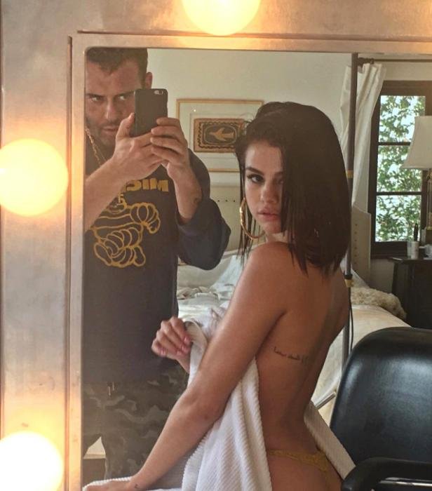 Türk fotoqraf Selena Qomezin yarıçılpaq fotosunu paylaşdı 