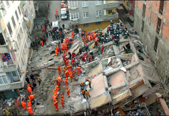 İstanbulda bina çökdü