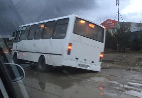 Bakıda sərnişin avtobusu çuxura düşdü 