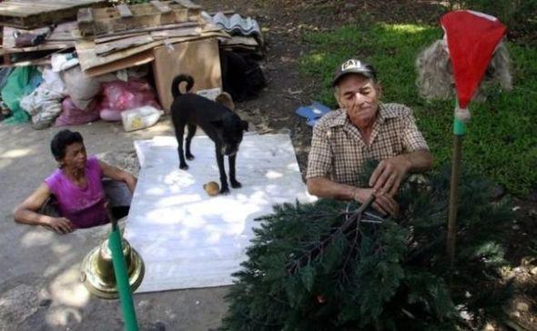 Bu cütlük 22 ildir kanalizasiyada yaşayır 