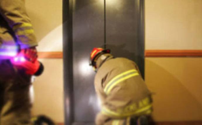 İki nəfər liftdə qaldı 