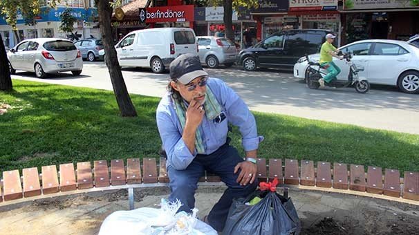 Keçmiş nazirin oğlu küçədə yaşayır