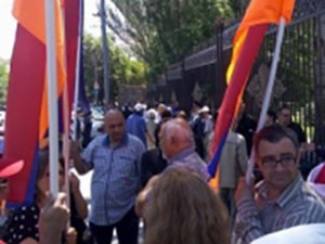 Ermənistan parlamentinin qarşısında aksiya keçirilib