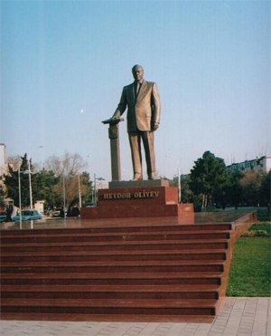 Heydər Əliyevin Sumqayıtın mərkəzindəki heykəli götürülüb
