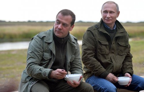Putin və Medvedev uxaya qonaq oldu: 