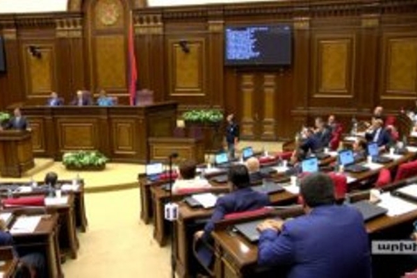 Ermənistanda parlament seçkilərinə kimlər gedir?