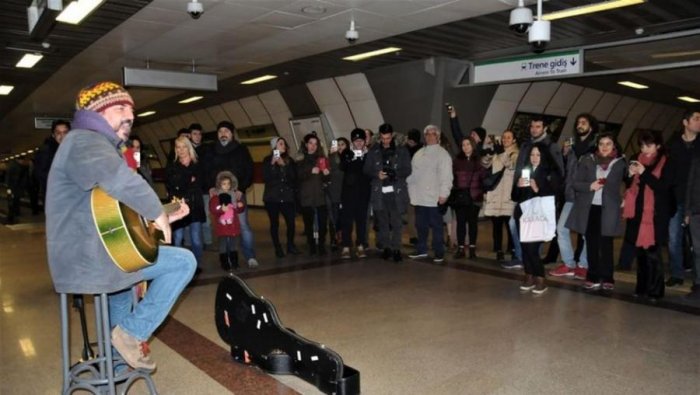 Məşhur müğənn metroda konsert verdi