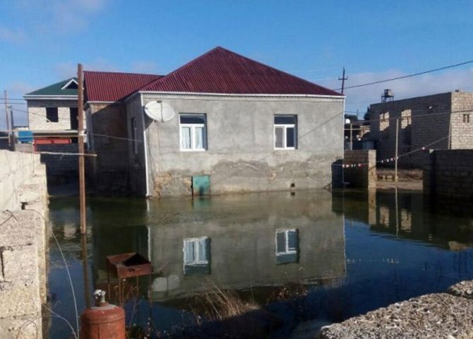 Bakıda evləri suyun içində qaldı