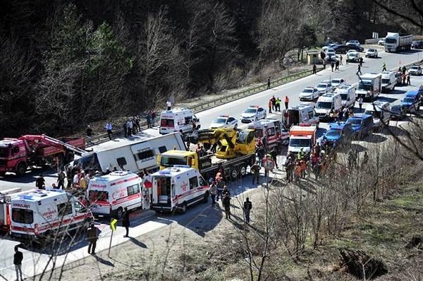 Qadınları bayram tədbirinə aparan avtobus aşdı