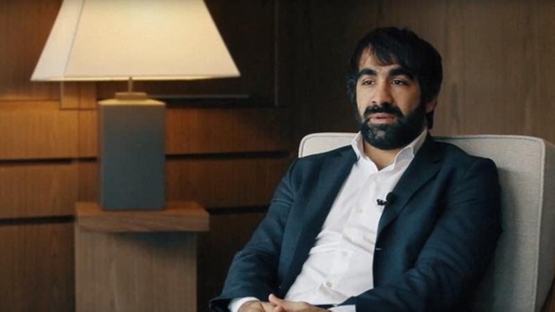Rafael Ağayev: "32 yaşım var, indi də atam otağa daxil olanda ayağa qalxıram" - Rafael Ağayev: "32 yaşım var, indi də atam otağa daxil olanda ayağa qalxıram" -