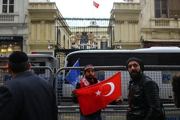 Niderlandın İstanbuldakı konsulluğu üzərində Türkiyə bayrağı qaldırılıb