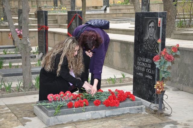 “10 yaşından atasız böyümək çox çətin oldu” 