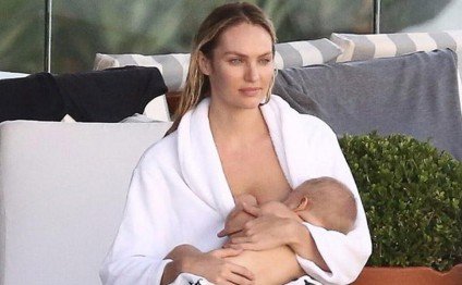 Kamera qarşısında uşaq əmizdirdi 