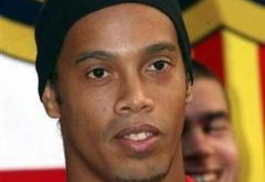 Ronaldinyo "Qəbələ" ilə müqavilə imzaldı