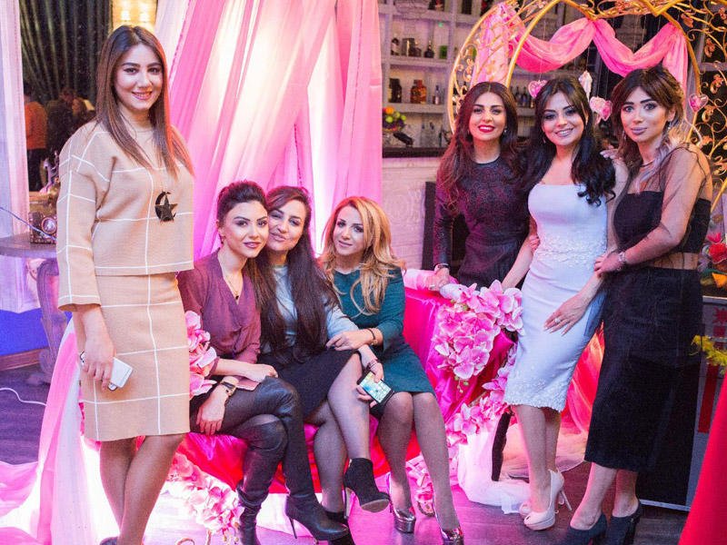 Tədbirə şortda qatılan Aysel kamera qarşısında poza verdi 