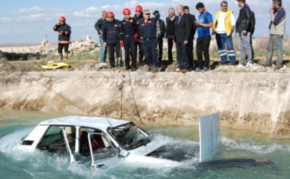 Sürücünün sükan arxasında ürəyi tutdu, maşın kanala düşdü 