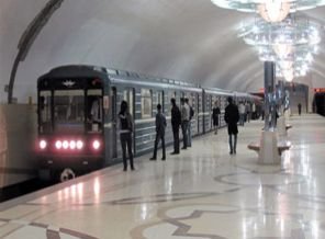 Metroda qatar vuran qadınla 