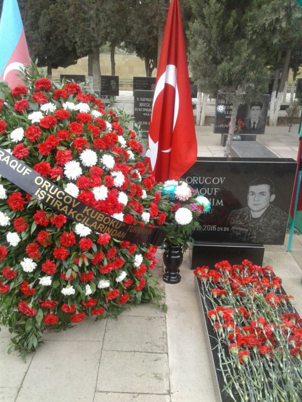 “Raquf Orucov Kuboku” turnirinin iştirakçıları şəhidin məzarını ziyarət ediblər 