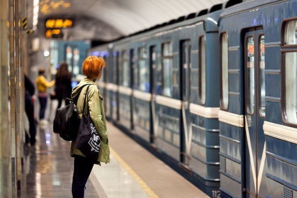 Bakı metrosunda relslərin üzərinə yıxılan sərnişin