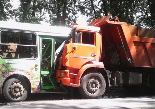 Azərbaycanda sərnişin avtobusu yük maşını ilə toqquşdu