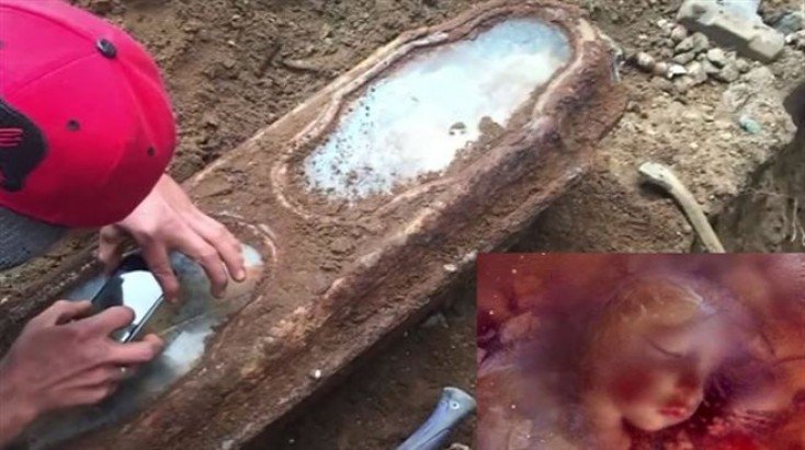 Şüşə tabut, ağ geyim və gül Şüşə tabut, ağ geyim və gül