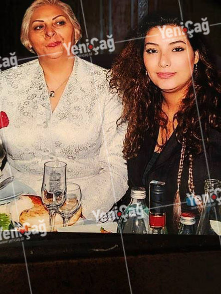 Aygün Bayramovanın biznesmen nişanlısının İrandakı xanımı və qızı