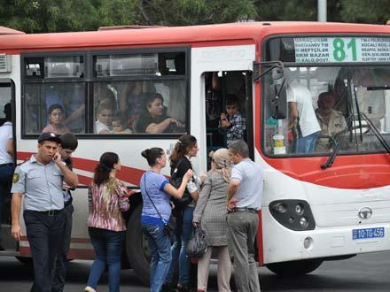 Sərnişin qapısı açıq avtobusdan yıxılıb ölüb?