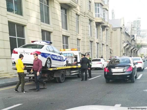 Yol polisi maşını əzildi