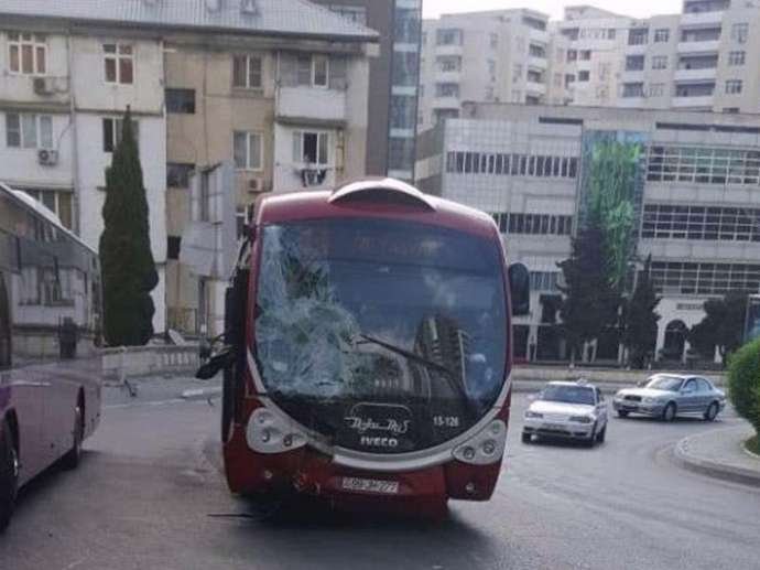 Bakıda avtobus qəza törətdi: yaralı var