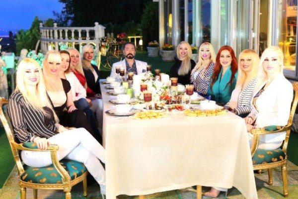 Adnan Oktar “kediciklərinə” iftar verdi – 