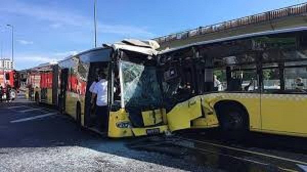 İstanbulda iki metrobus toqquşdu: 