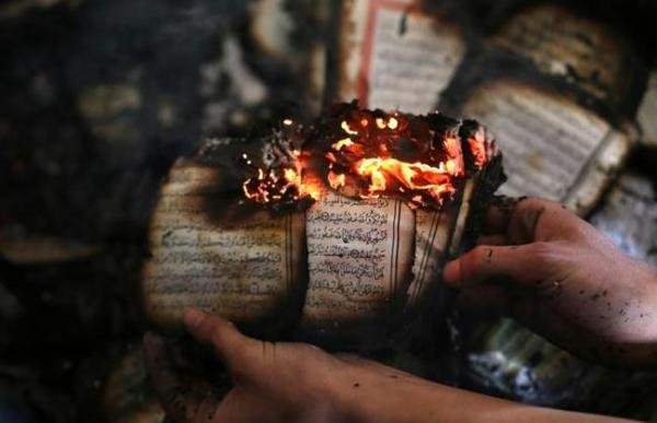Quranı yandırıb məscid qapısına asdılar
