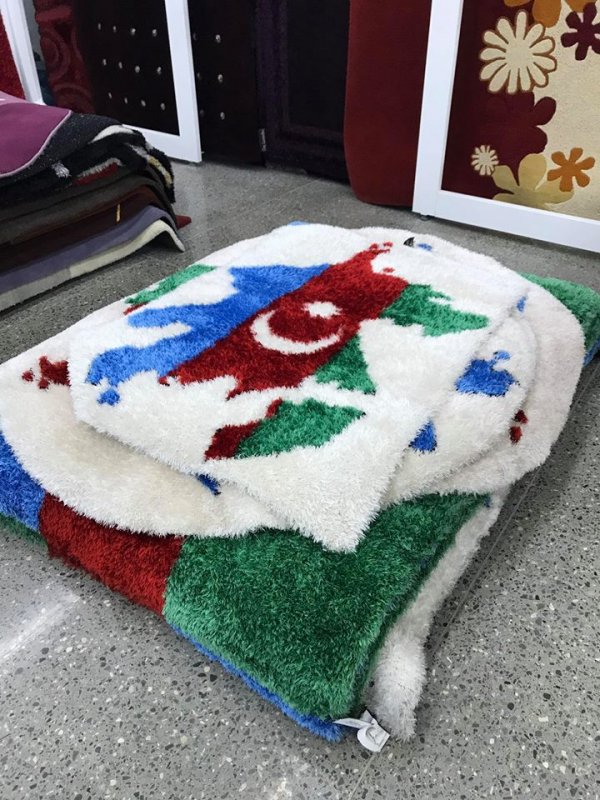 Bakıda Azərbaycan Bayrağı təsvirli  ayaqaltı istehsal olunur