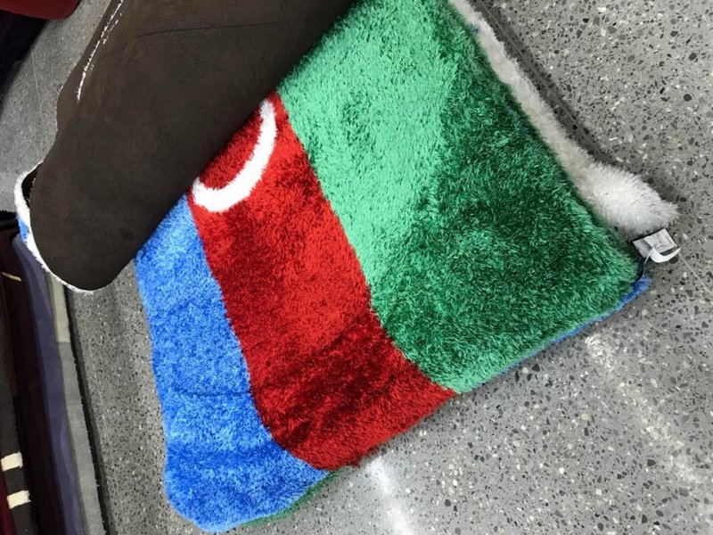 Bakıda Azərbaycan Bayrağı təsvirli  ayaqaltı istehsal olunur