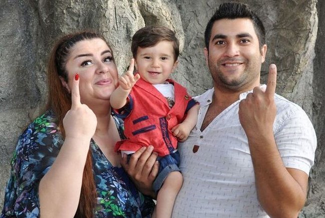 "Allaha min şükür, 1 yaşımız oldu" "Allaha min şükür, 1 yaşımız oldu"