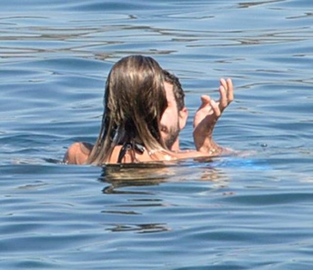 Yeni sevgilisi ilə dodaq-dodağa 