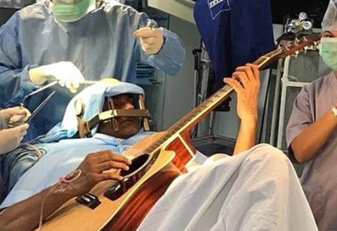 Xəstə beyin əməliyyatı zamanı gitara çaldı Xəstə beyin əməliyyatı zamanı gitara çaldı