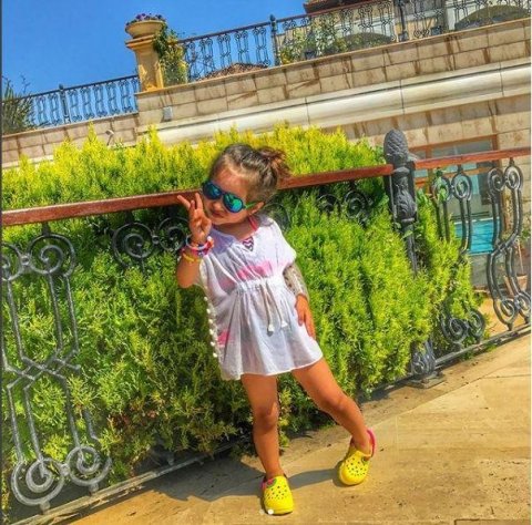 Evli məmurdan uşaq dünya gətirən Ayan qızı ilə belə dincəlir