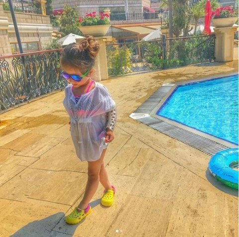 Evli məmurdan uşaq dünya gətirən Ayan qızı ilə belə dincəlir